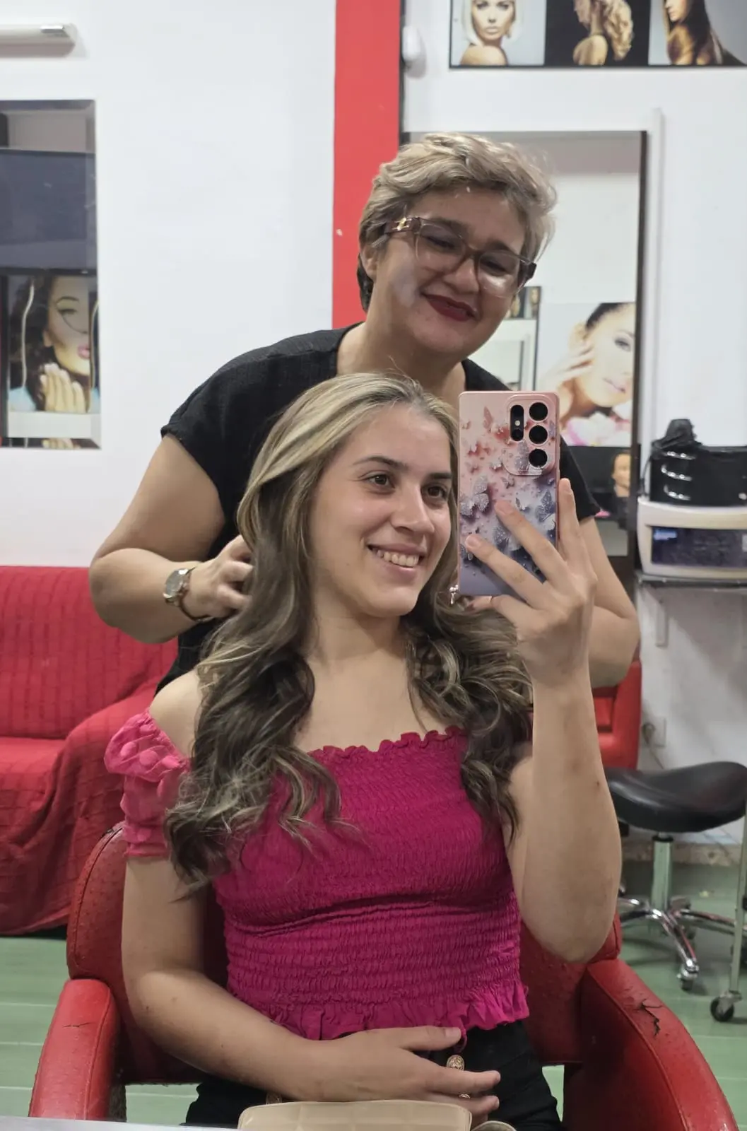 Griselda trabajando el peinado de una clienta en el salón de Áurea