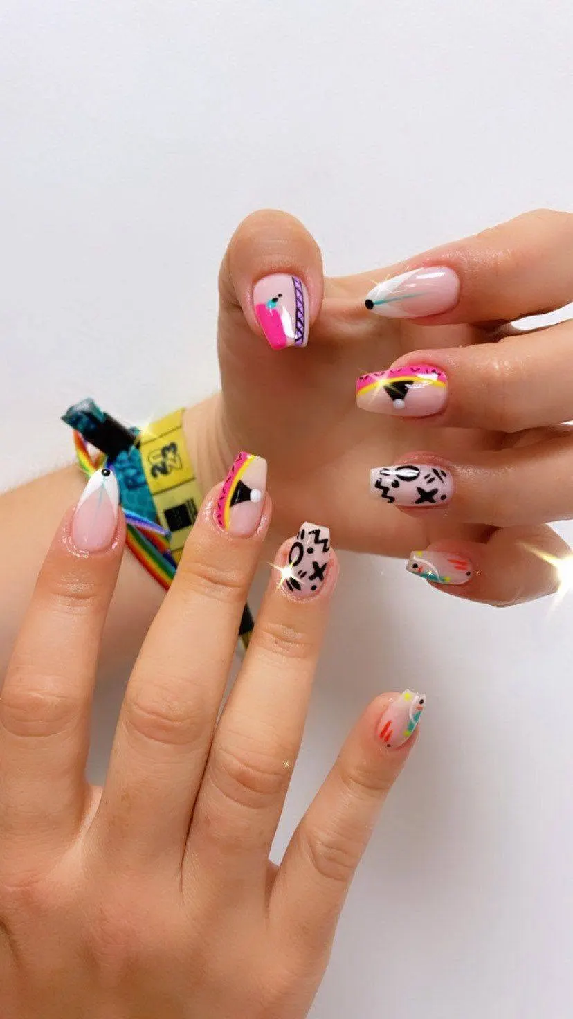 Manicura artística con diseño de colores realizada en Áurea