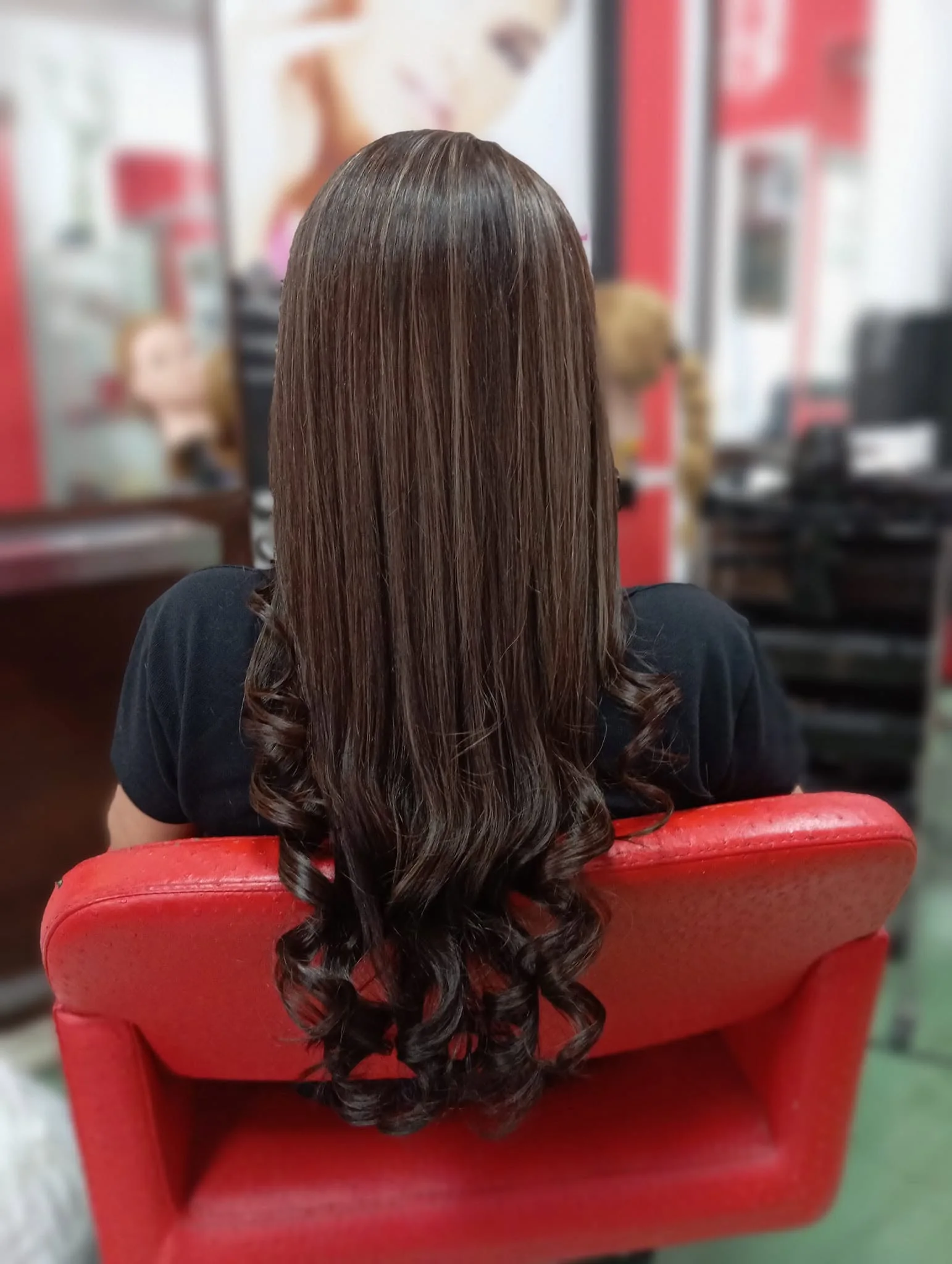 Melena pulida con acabado brillante realizada en el salón de Áurea