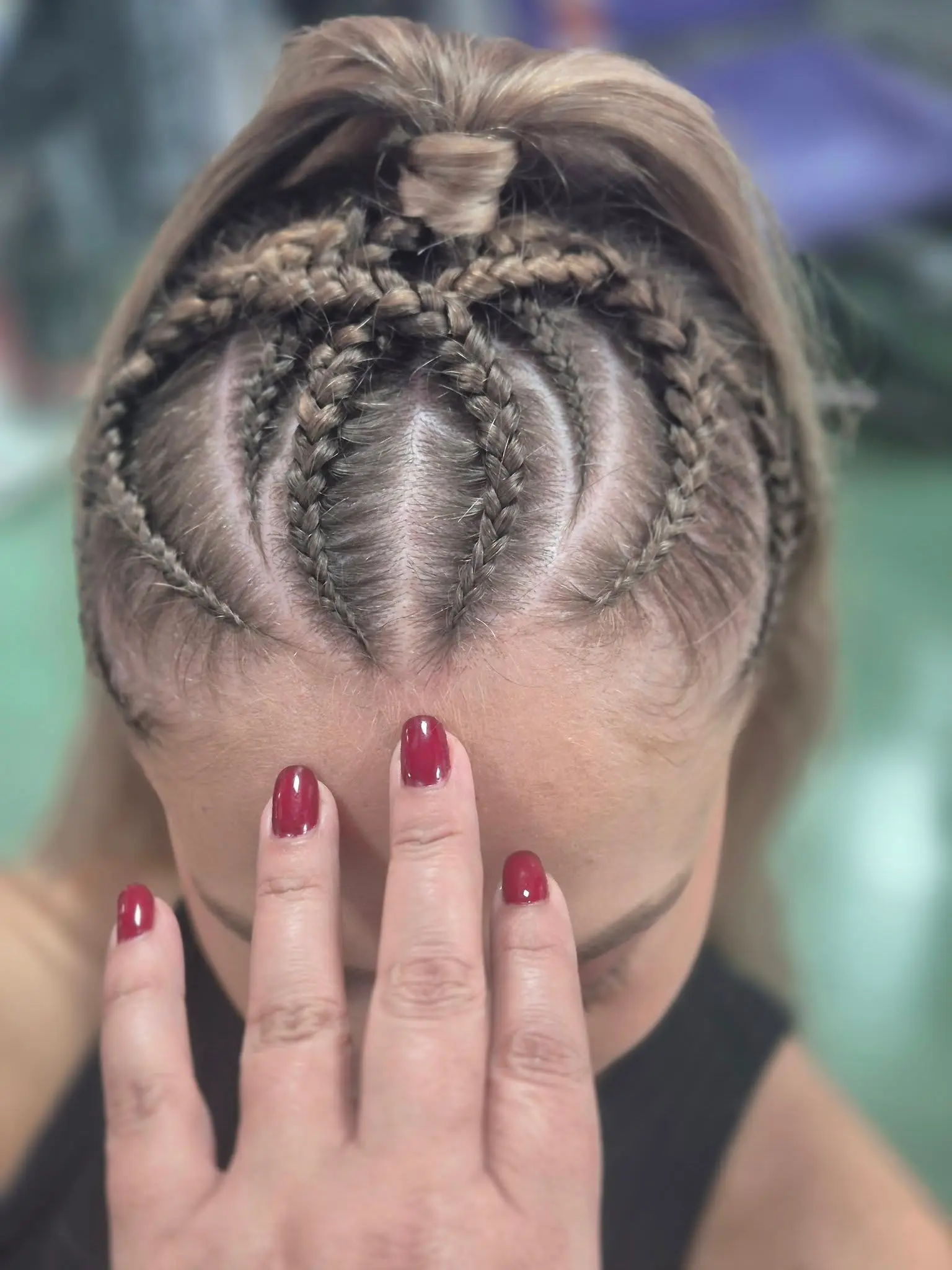 Trenzado con diseño en la parte superior del cabello realizado en Áurea